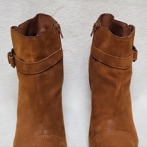 LUCKY Brand Lauren Caramel Suede Stacked Block Heel Buckle Strap Ankle Booties - Picture 4 of 16
